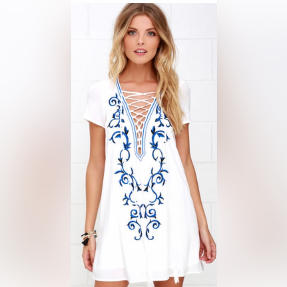 Down in Kokomo Ivory
Embroidered Shift Dress